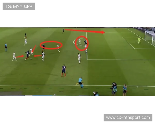 本泽马外脚背横传找到禁区空当 本泽马外脚背横传找到禁区空当