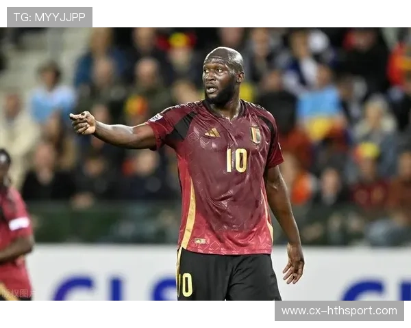 卢卡库的身体顶开对方之后抢射,比利时前场强势推进——力量与速度在禁区外的交响 卢卡库的身体顶开对方之后抢射,比利时前场强势推进——力量与速度在禁区外的交响